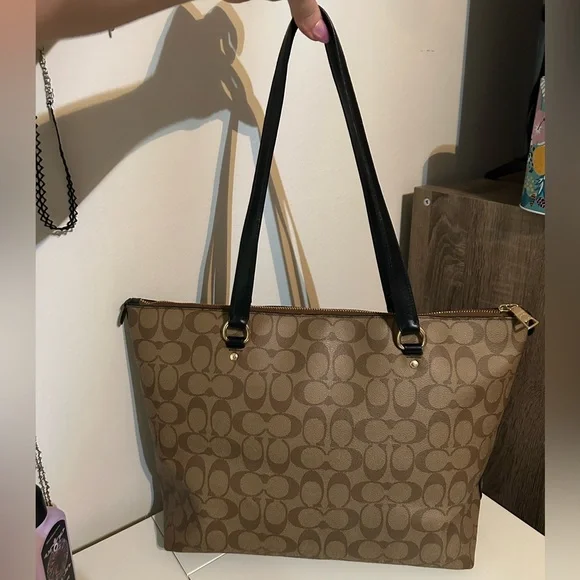Coach Gallery Tote/Tan and Black/Signature Canvas - Picture 11 of 12